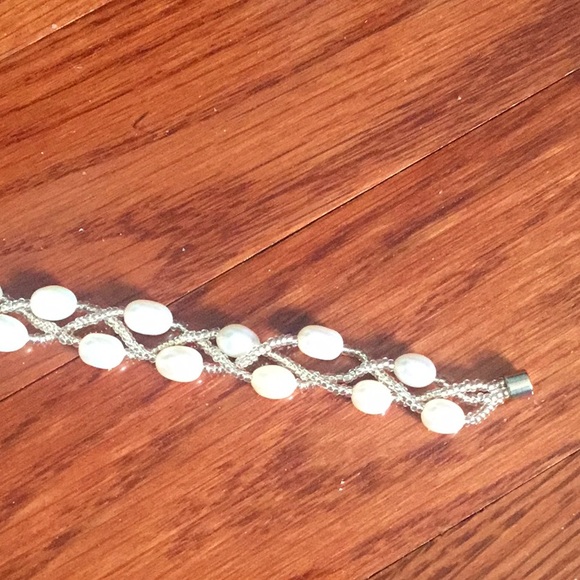 NWOT Pearl necklace and bracelet with box - Picture 2 of 2